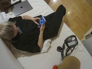 voyeurcam-julmodels-greybed-2