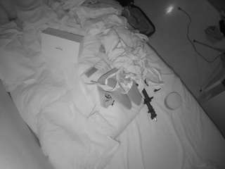 voyeurcam-julmodels-greybed-2