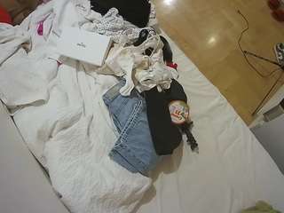 voyeurcam-julmodels-greybed-2