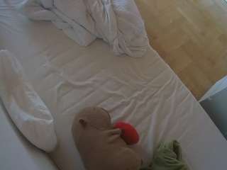 voyeurcam-julmodels-greybed-2