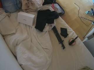 voyeurcam-julmodels-greybed-2