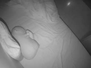 voyeurcam-julmodels-greybed-2