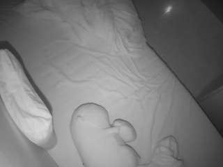 voyeurcam-julmodels-greybed-2