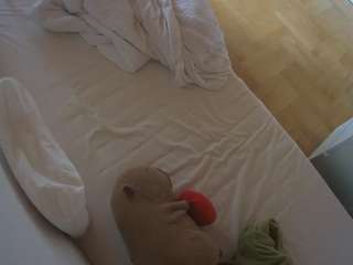 voyeurcam-julmodels-greybed-2