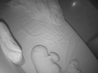 voyeurcam-julmodels-greybed-2