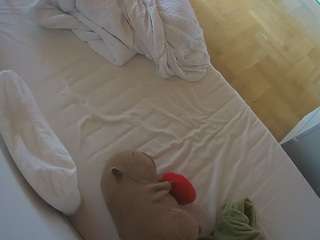 voyeurcam-julmodels-greybed-2