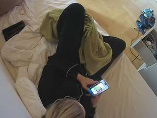 voyeurcam-julmodels-greybed-2