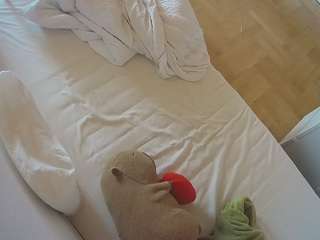 voyeurcam-julmodels-greybed-2
