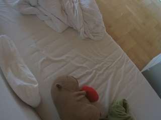 voyeurcam-julmodels-greybed-2