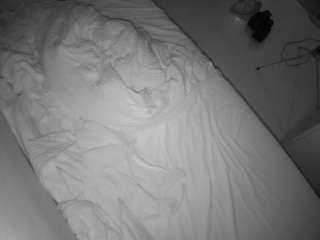 voyeurcam-julmodels-greybed-2