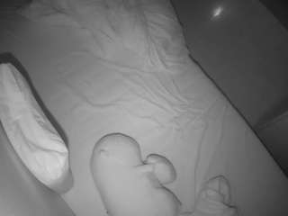 voyeurcam-julmodels-greybed-2