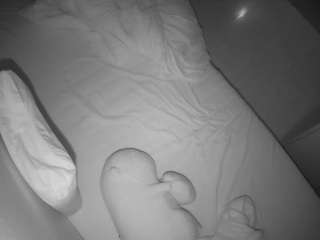 voyeurcam-julmodels-greybed-2