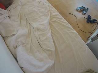 voyeurcam-julmodels-greybed-2