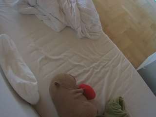 voyeurcam-julmodels-greybed-2