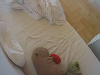 voyeurcam-julmodels-greybed-2