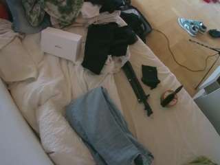 voyeurcam-julmodels-greybed-2