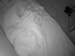 voyeurcam-julmodels-greybed-2