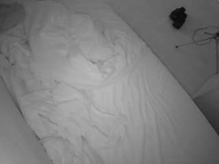 voyeurcam-julmodels-greybed-2
