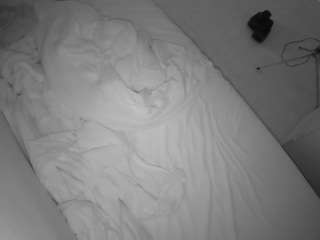 voyeurcam-julmodels-greybed-2