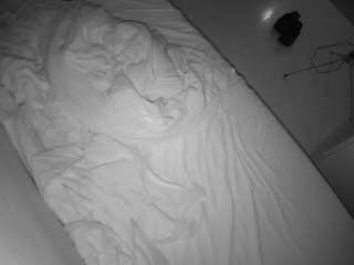 voyeurcam-julmodels-greybed-2