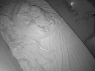 voyeurcam-julmodels-greybed-2