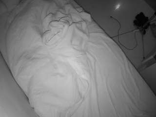 voyeurcam-julmodels-greybed-2
