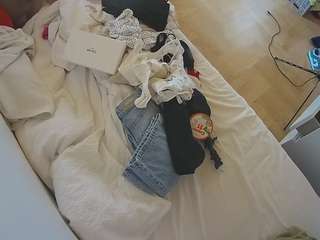 voyeurcam-julmodels-greybed-2
