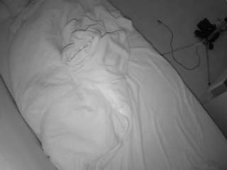 voyeurcam-julmodels-greybed-2