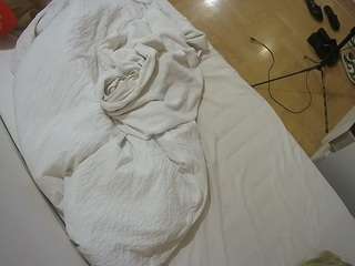 voyeurcam-julmodels-greybed-2