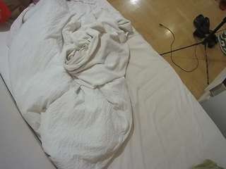 voyeurcam-julmodels-greybed-2