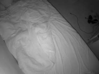 voyeurcam-julmodels-greybed-2