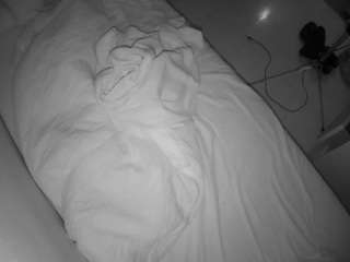voyeurcam-julmodels-greybed-2