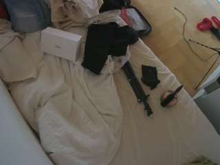 voyeurcam-julmodels-greybed-2