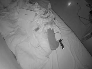 voyeurcam-julmodels-greybed-2