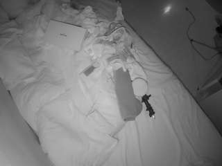 voyeurcam-julmodels-greybed-2