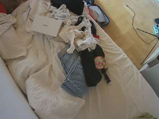 voyeurcam-julmodels-greybed-2