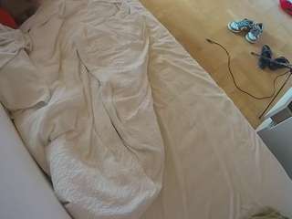 voyeurcam-julmodels-greybed-2