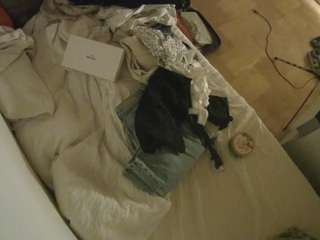 voyeurcam-julmodels-greybed-2