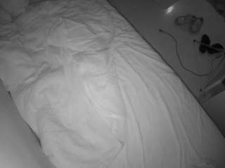 voyeurcam-julmodels-greybed-2
