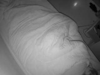 voyeurcam-julmodels-greybed-2