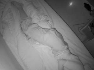 voyeurcam-julmodels-greybed-2