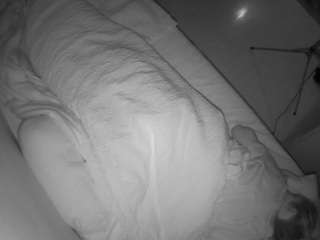 voyeurcam-julmodels-greybed-2