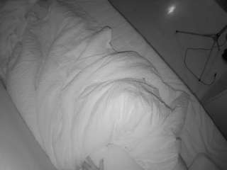 voyeurcam-julmodels-greybed-2