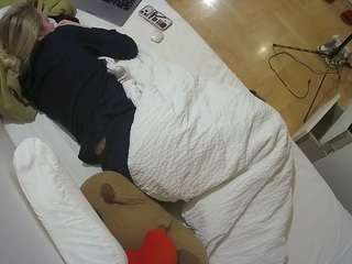 voyeurcam-julmodels-greybed-2
