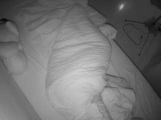 voyeurcam-julmodels-greybed-2