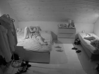 voyeurcam-julmodels-greybed-3 CamXperience