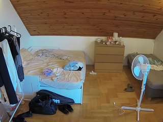 voyeurcam-julmodels-greybed-3