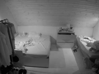 voyeurcam-julmodels-greybed-3