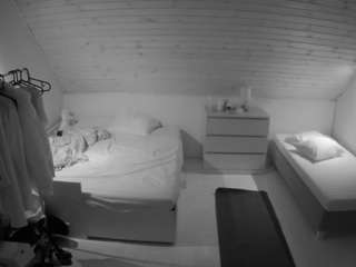 Voyure House camsoda voyeurcam-julmodels-greybed-3