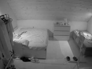 Cam Model Erickalee camsoda voyeurcam-julmodels-greybed-3